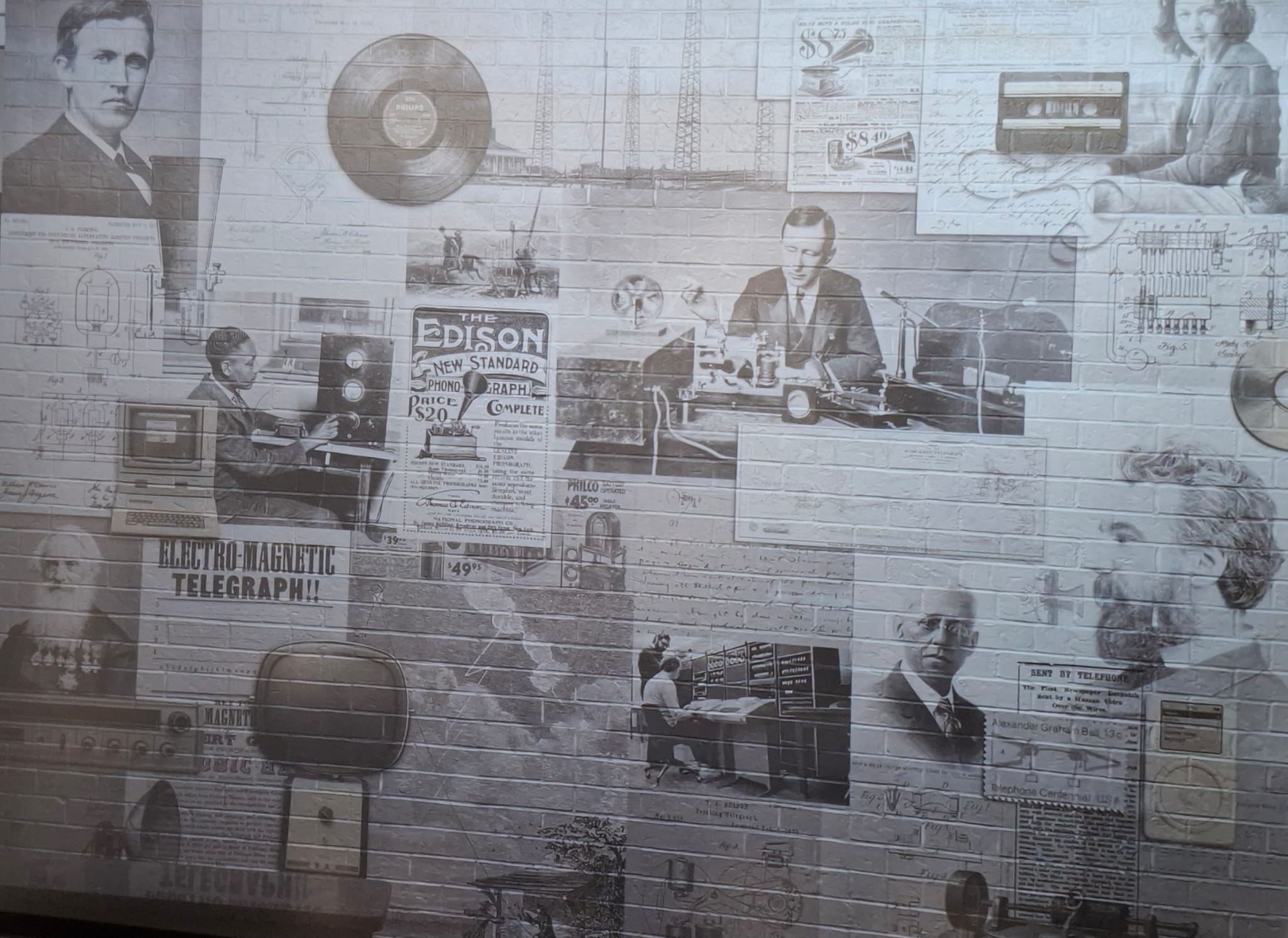 Historyczny mural ścienny z vintage technologią w muzealnej przestrzeni
