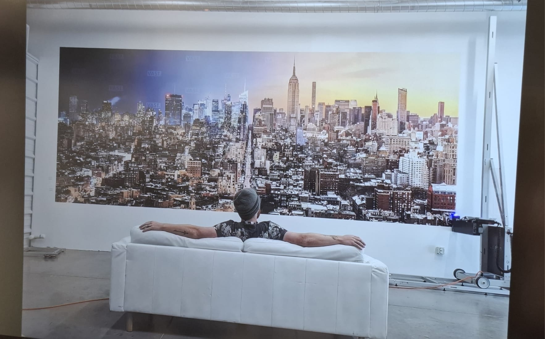 Nowoczesny salon z panoramicznym drukiem ściennym przedstawiającym panoramę miasta